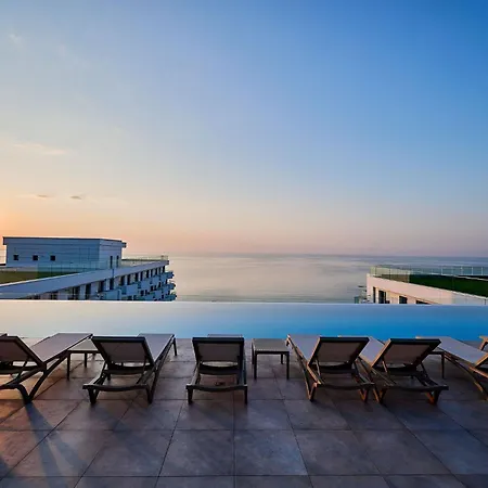 Pool Infinity & Parking *